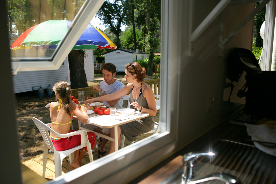 famille en camping annecy